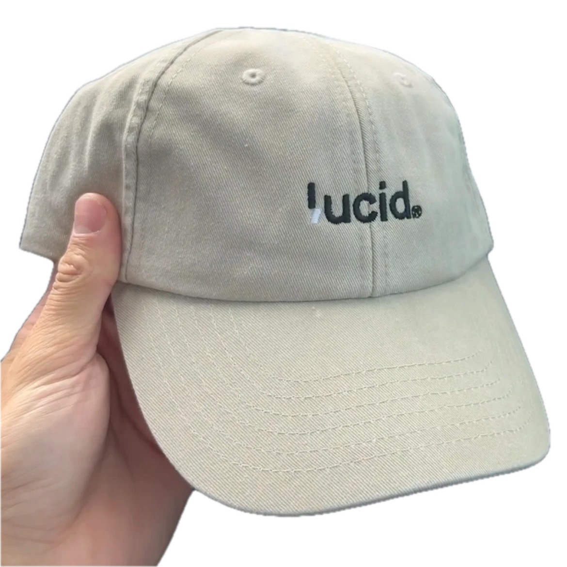 lucid® Cap in Sand mit gesticktem Logo, in der Hand gehalten